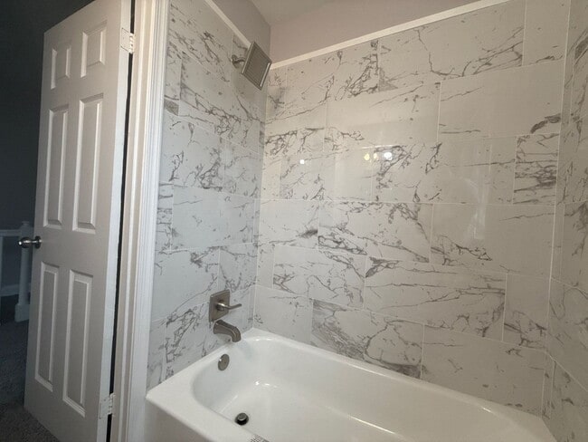 Building Photo - 556 Chalcot Square
