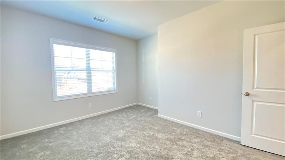 Building Photo - 4570 Silver Oak Dr SW