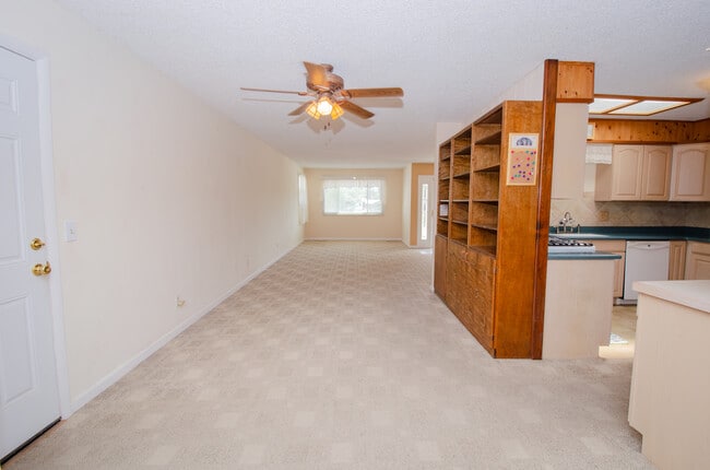 Building Photo - 215 Hillcrest Pl