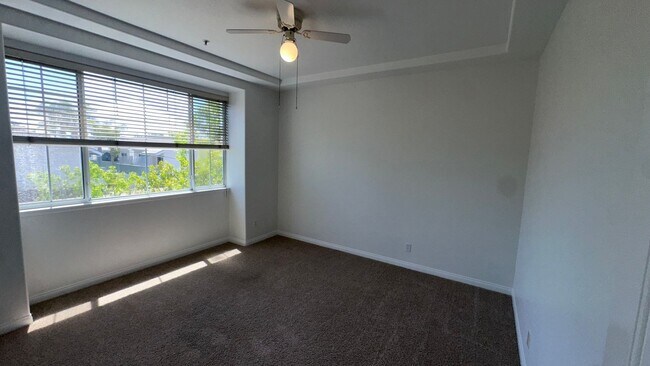 Building Photo - 3 bedroom East Side Costa Mesa Townhome