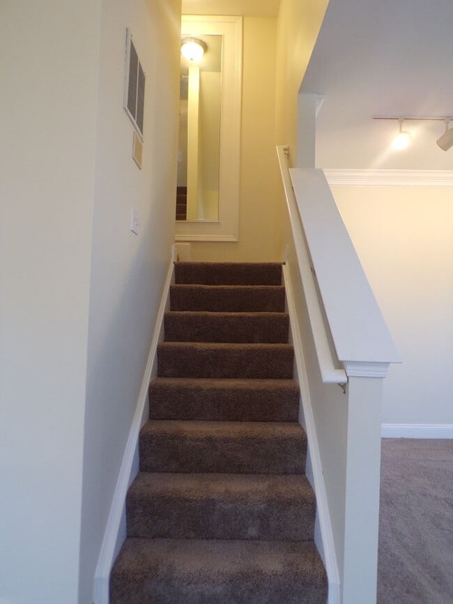 Building Photo - Odenton, 3 level twhs, end unit, Master su...