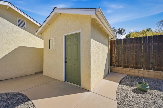Building Photo - 1677 Sandos St