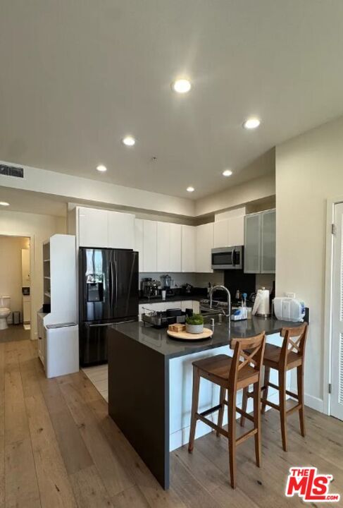 Building Photo - 105 S Mariposa Ave