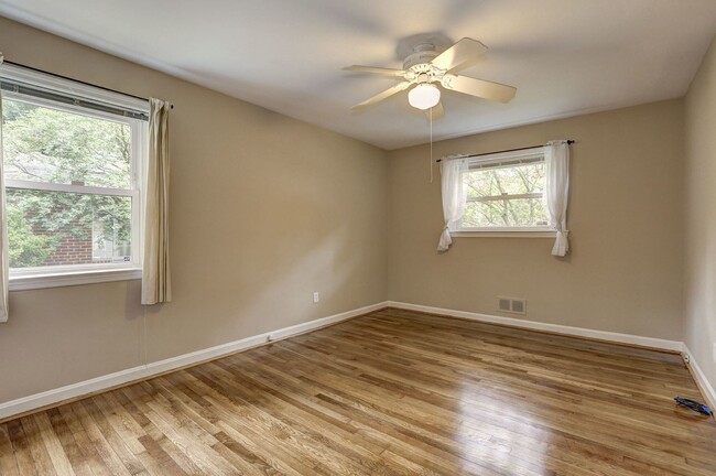 Building Photo - 3 Bed 2 Bath - Silver Spring Rambler - Upd...