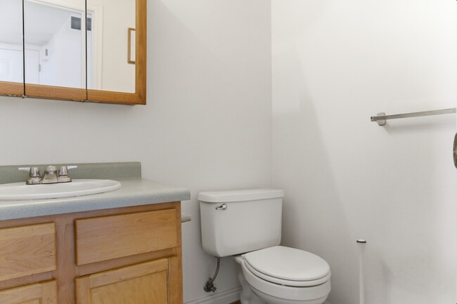 Building Photo - 464 E Center St