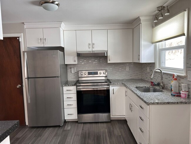 Building Photo - House for Rent in Stoneham!