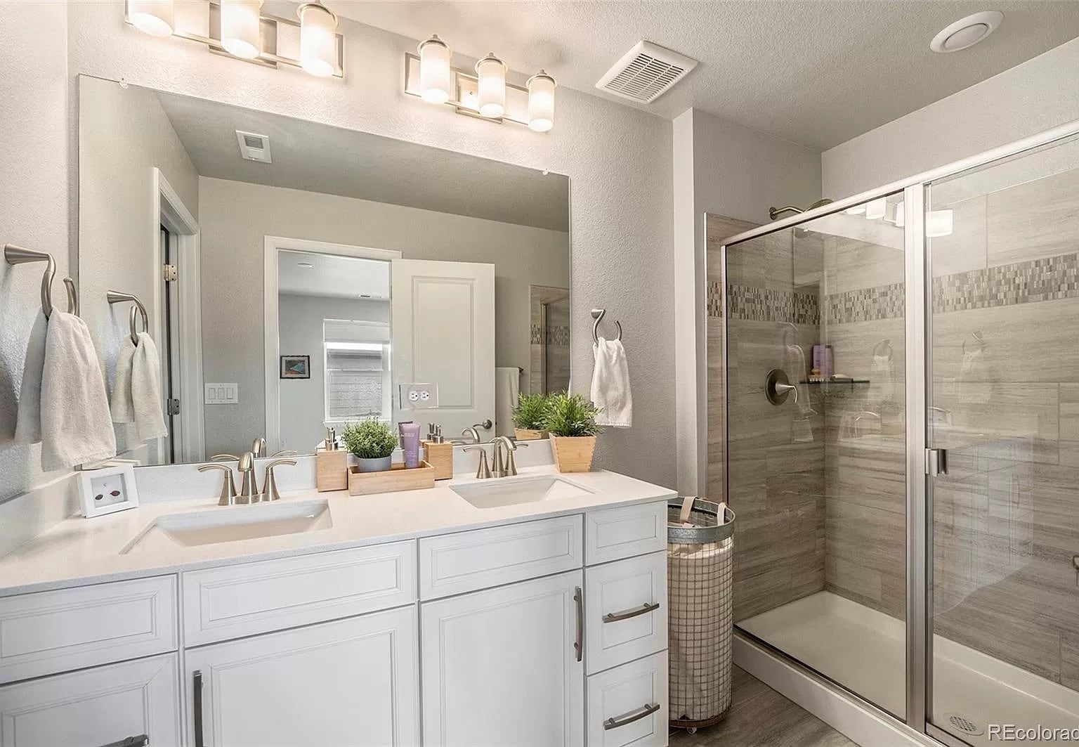 Master bath on level 2 - 8324 Holman St