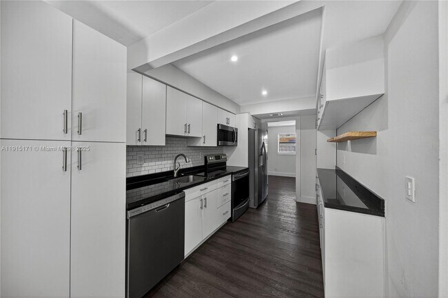 Building Photo - 924 NE 17th Terrace