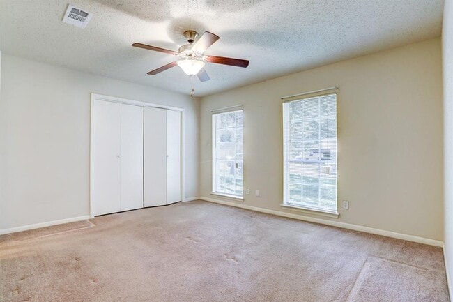 Building Photo - 6730 Prairie Village Dr