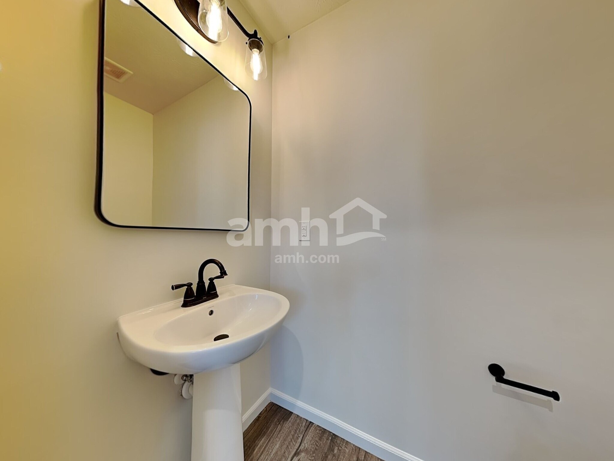 Building Photo - 213 Wooded Ridge Dr