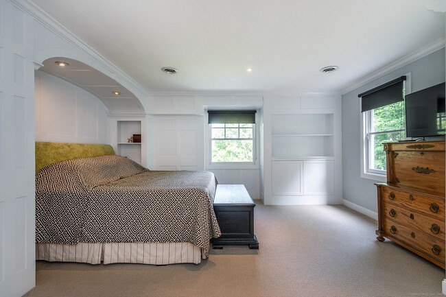 Building Photo - 1 W Woods Rd