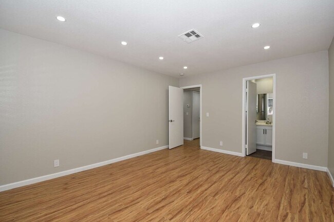 Building Photo - Stunning 2-Bedroom Condo 2nd Floor at The Lakes!