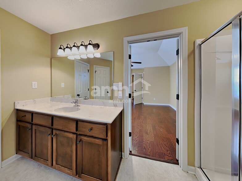 Building Photo - 3233 Peachtree Dr