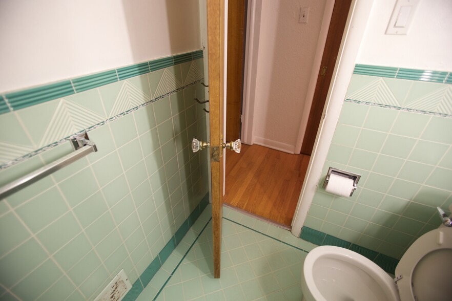 Full bath #3 - 145 Ivanhoe St