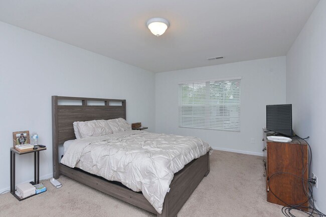 Building Photo - Modern Comfort in a Quiet Cul-de-Sac – 3 B...