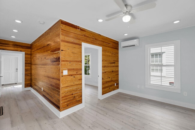 Building Photo - 1420 Petronia St