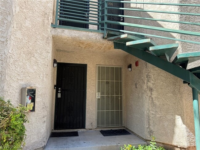 Building Photo - 530 Elm Dr