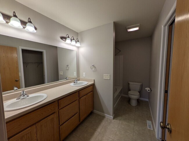 Building Photo - 3 bed / 3 bath House in Deforest!