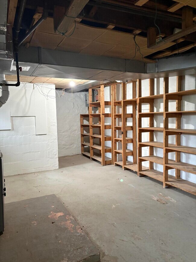 Building Photo - 201 Oak St