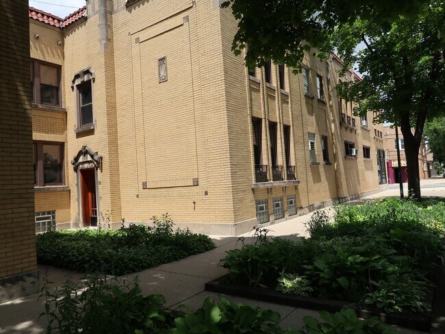 Primary Photo - 3544 N Meade Ave