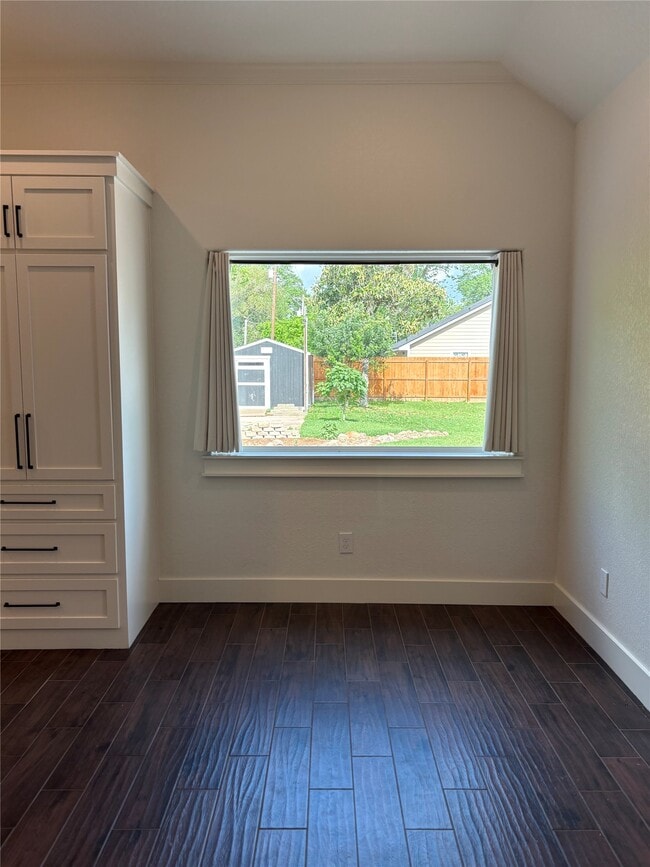 Building Photo - 405 E Mulberry St