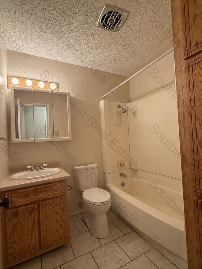 Building Photo - Spacious 3 bedrooms 2 bath family home