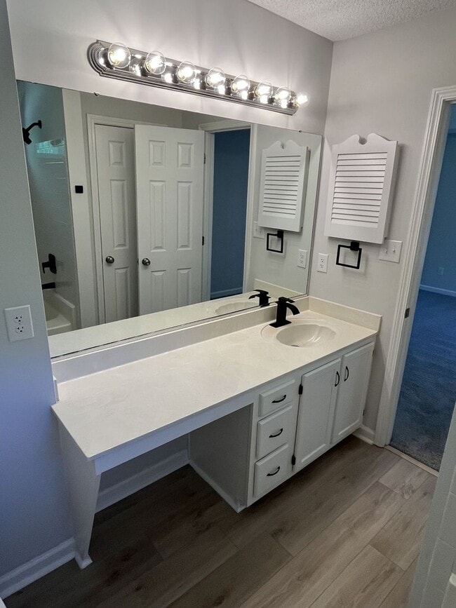 Building Photo - Updated 4 Bed Home in North Charlotte