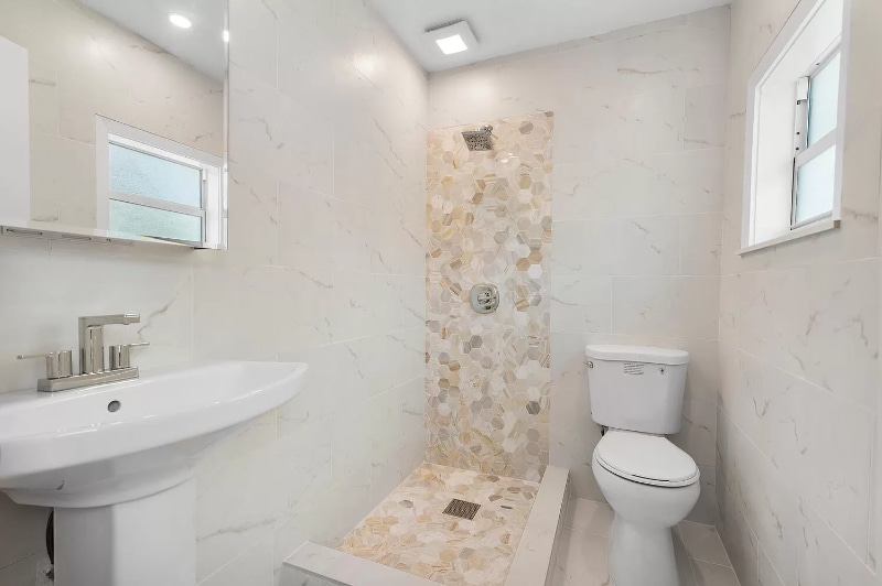 Building Photo - 710 S Pine St