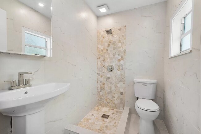 Building Photo - 710 S Pine St