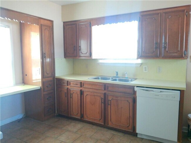 Building Photo - 1438 Ormond Dr