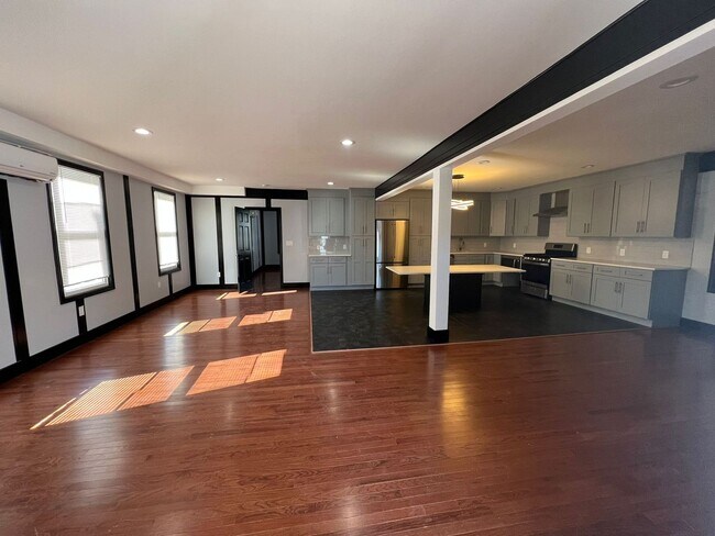 Building Photo - 306 Exchange