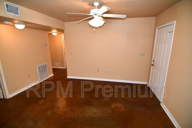 Building Photo - 5480 Spring Ln