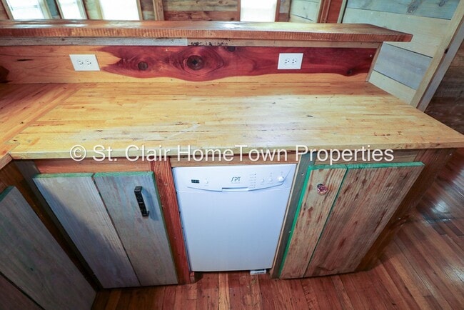 Building Photo - Beautiful Rustic Cabin