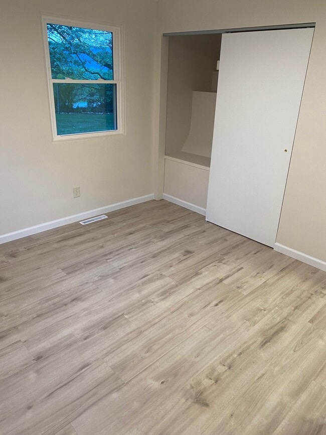 Building Photo - 2218 Midland Dr