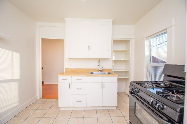 Building Photo - Charming 1-Bed/1-Bath Corner Unit One Block from the Heart of Barrio Logan!