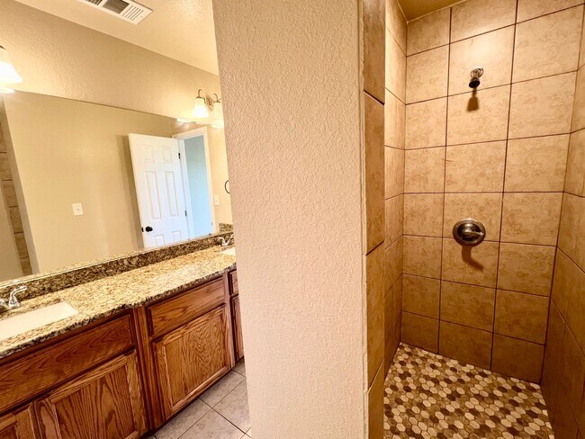 Building Photo - ~3 bedroom, 2.5 bath with balcony and priv...