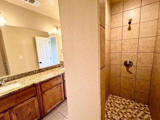 Building Photo - MOVE IN SPECIAL - One Month Free Rent