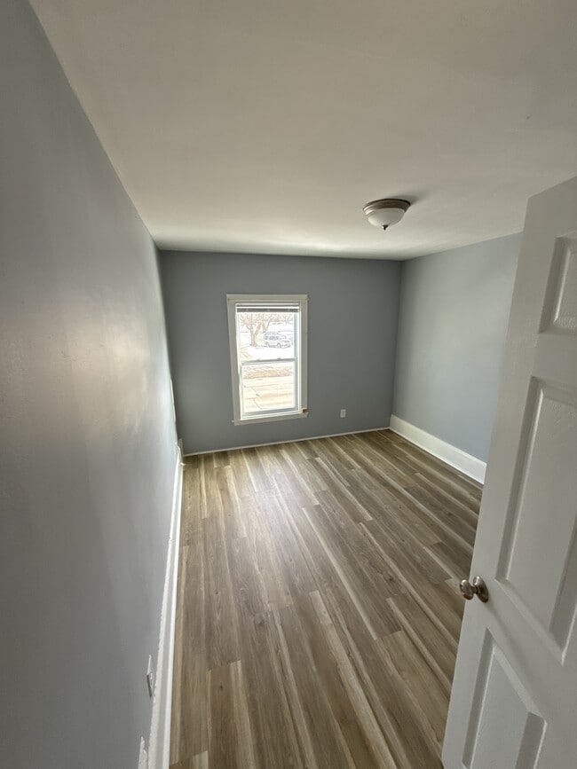 Building Photo - 913 10th St