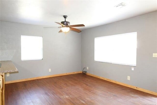 Building Photo - 2 Bedroom 1 bathroom
