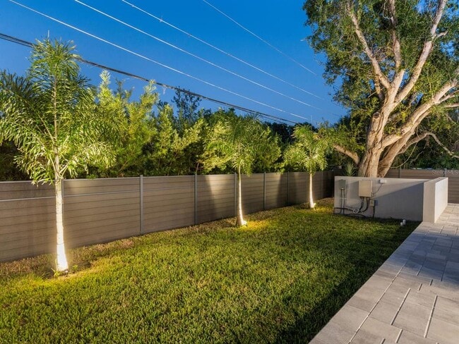 Building Photo - 2467 Hyde Park St