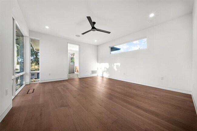 Building Photo - 2904 Westhill Dr