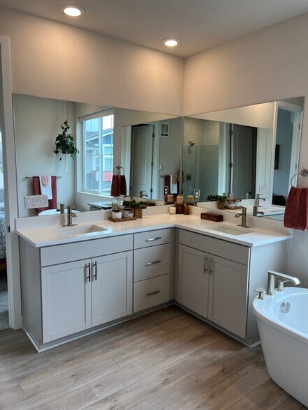 Primary Bathroom - 379 E Park St