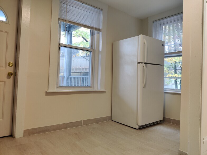 Building Photo - 8 Barrows St