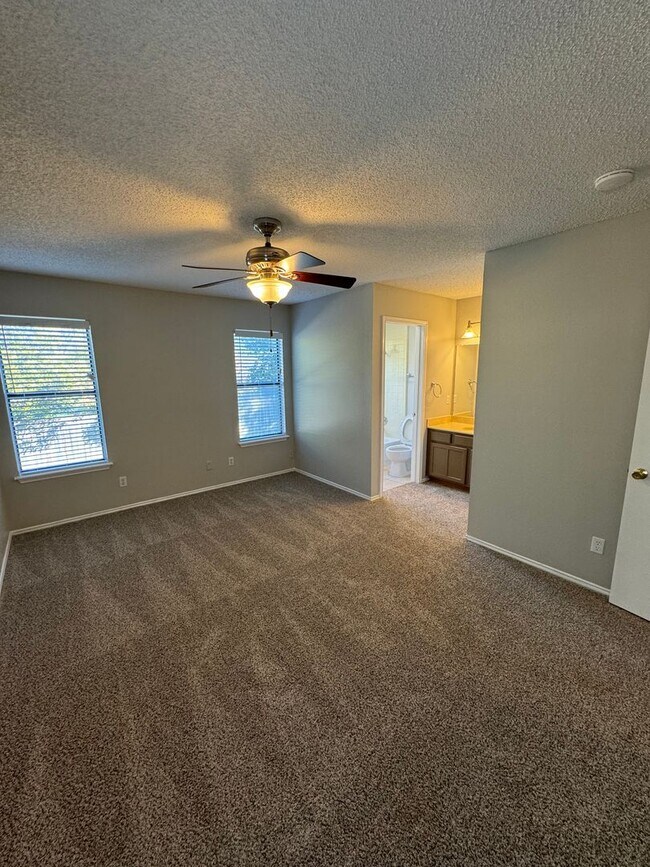 Building Photo - NICE 3 BEDROOM HOME WALKING DISTANCE TO THE NORTHERN HILLS GOLF COURSE!  FIREPLACE IN LIVING*STOV...