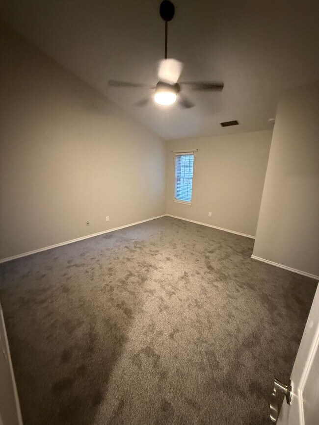 Building Photo - 3/2 Town House/ Quaker & 18th street!!