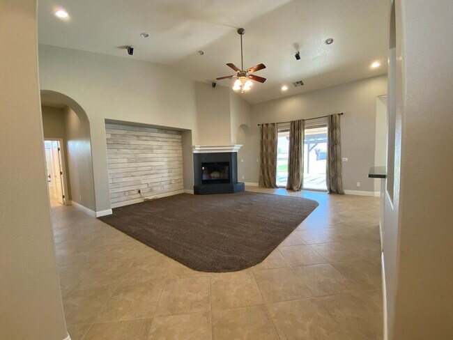 Building Photo - CALVADA VALLEY U.1 - Oakleaf Avenue