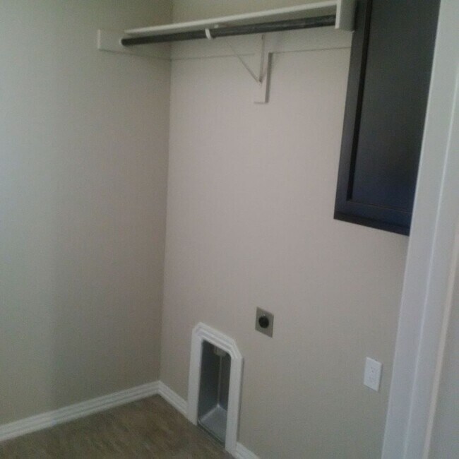 Building Photo - Nice 3 bedroom 2 bath 3 car garage home in East Fayetteville