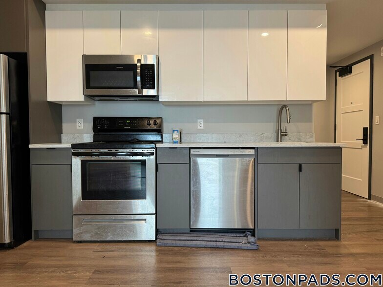 Primary Photo - 100 Hemenway St