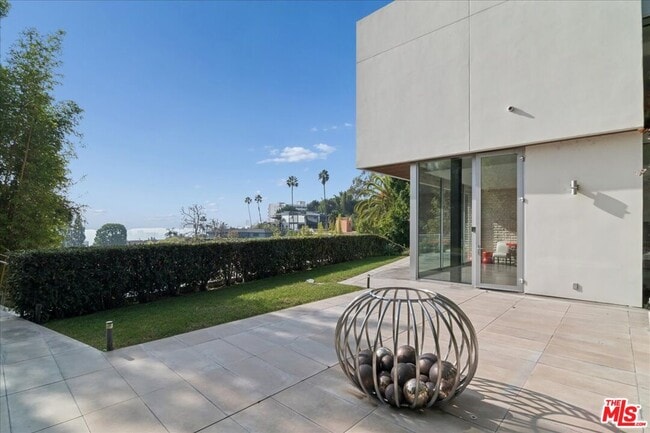 Building Photo - 1232 Sunset Plaza Dr