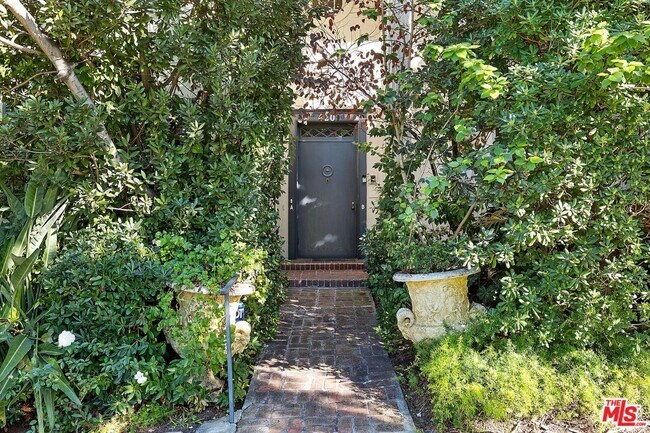 Building Photo - 420 S Beverwil Dr